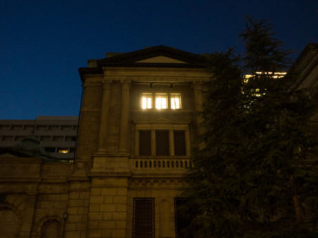 Nihanje jena po odločitvi japonske centralne banke