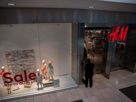 Dobiček H&M zaradi velikih popustov in močne krone razočaral