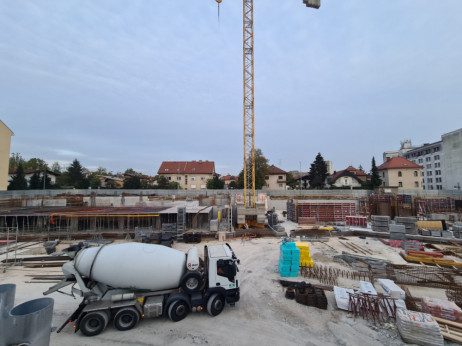 GZS: Stabilnost zaposlovanja, upad v gradbeništvu in previdnejši potrošniki