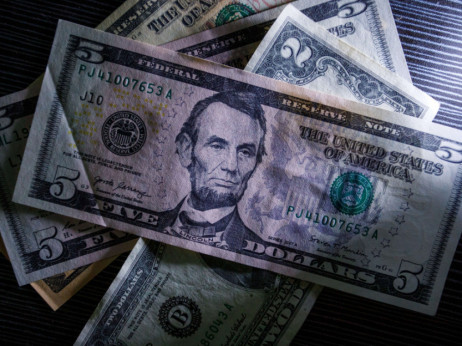 Razhajanje med ZDA in EU: Bo dolar letos znova premagal evro?