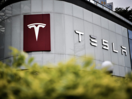 Elon Musk nadaljuje cenovno vojno, tudi v Sloveniji