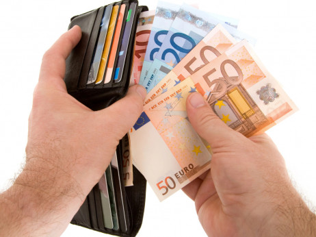 Plače v letu dni občutno višje, predvsem v javnem sektorju