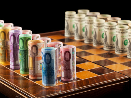 Dolar na šestmesečnem dnu: Status valute pod vprašajem