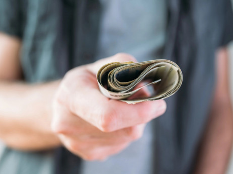 Minimalna plača več kot 2.000 evrov bruto. Blaginja ali past za trg dela?