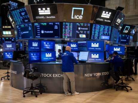 S&P 500 padel po večdnevni rasti, obveznice ZDA proti petim odstotkom